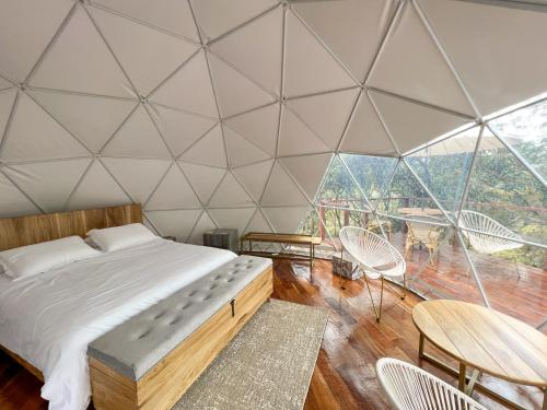 a bedroom with a bed in a dome tent at Solana Glamping in Pereira