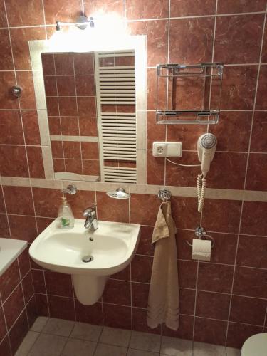 W łazience znajduje się umywalka i lustro. w obiekcie Apartments Kájovská 63 w Czeskim Krumlovie