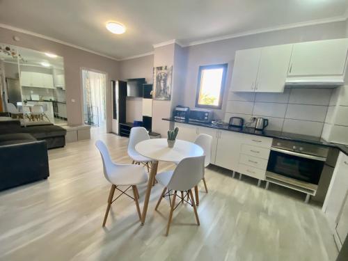 A kitchen or kitchenette at Apartamento Club Paraíso con vista Teide y Mar