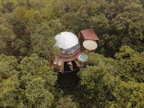 una vista aérea de una casa redonda en los árboles en Solana Glamping, en Pereira