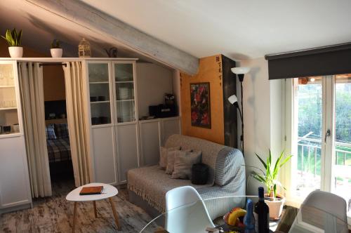 un soggiorno con divano e tavolo di La petite maison de Claire a Cuneo