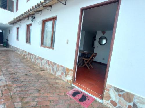 une porte donnant sur l'extérieur d'une maison dans l'établissement Villa del Prado, à Villa de Leyva