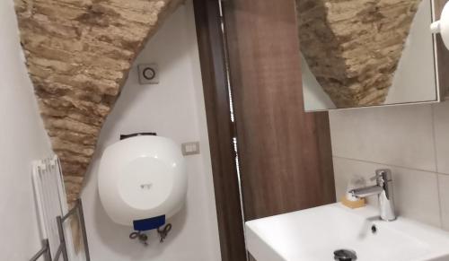A bathroom at La Dimora Del Letterario