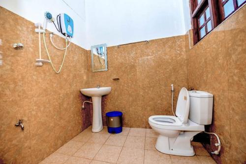 a bathroom with a toilet and a sink at Hillcrest Haputale in Haputale