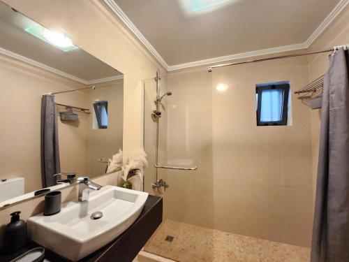 a bathroom with a sink and a shower at Cozy Island Apartment II RAAL 2162 in Lagoa