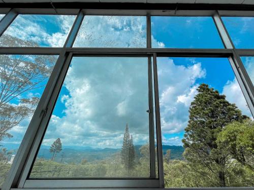 a window with a view of the sky at Hillcrest Haputale in Haputale