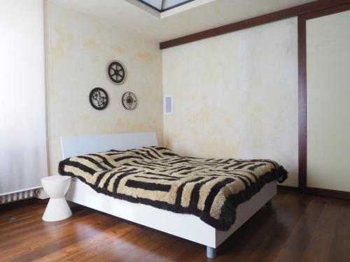 1 dormitorio con 1 cama con manta de cebra en Music Home, en Macerata