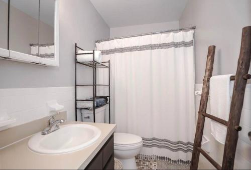 uma casa de banho branca com um WC e um lavatório em Beachy/Rustic home for 6 ppl em Dania Beach