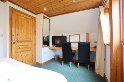 Televisyen dan/atau pusat hiburan di Oak Tree Lodge - A Romantic Getaway- Finlake Resort & Spa - Devon