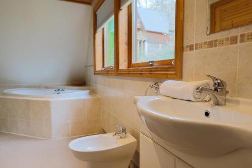 Bilik mandi di Oak Tree Lodge - A Romantic Getaway- Finlake Resort & Spa - Devon