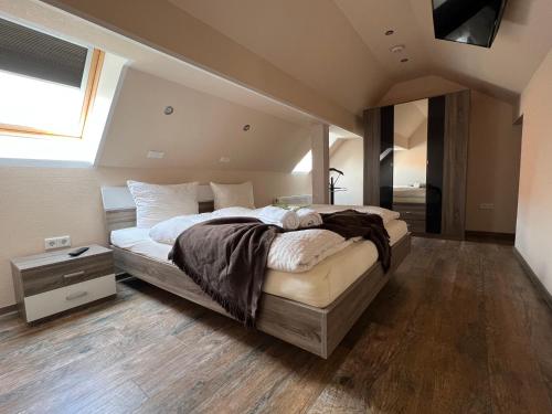 Un dormitorio con una cama grande y una ventana en MS-Apartments I Ferienhaus Sielterrasse Ditzum en Ditzum
