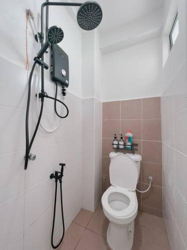 Ένα μπάνιο στο ILHAM SURI Boho Apartment in Wakaf Che Yeh