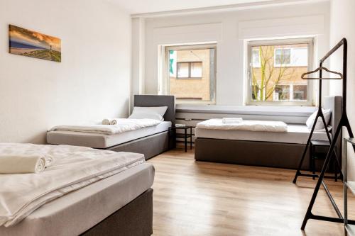 克萊沃的住宿－Zentrales Apartment - 8 Boxspringbetten - Netflix，客房设有两张床和窗户。