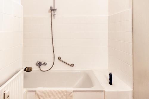 克萊沃的住宿－Zentrales Apartment - 8 Boxspringbetten - Netflix，带淋浴的浴室配有白色浴缸。