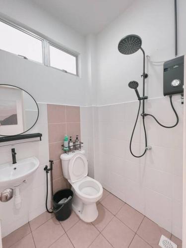 Ένα μπάνιο στο ILHAM SURI Boho Apartment in Wakaf Che Yeh