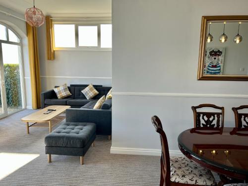 Posezení v ubytování Clifton Seafront Apartments - Sandown, Isle of Wight - FREE Return Car Ferry for 3 nights or more