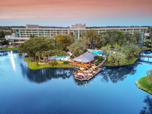 een luchtzicht op een resort op een rivier bij Sawgrass Marriott Golf Resort & Spa in Ponte Vedra Beach
