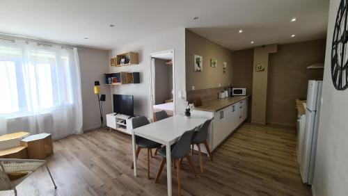 Appartement moderne de 54 m, 2 chambresにあるキッチンまたは簡易キッチン