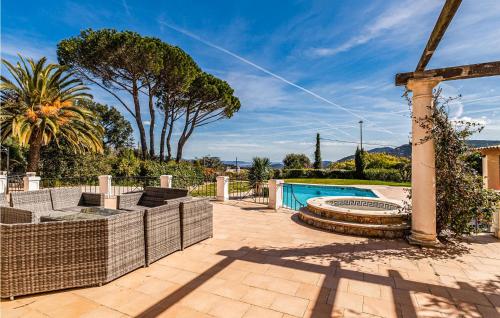 Πισίνα στο ή κοντά στο Stunning Home In Les Adrets-De-L'estére