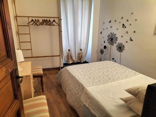 - une chambre avec un grand lit et une fenêtre dans l'établissement La casa di Fabi, à Arcola