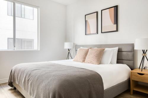 ロサンゼルスにあるStudio City 1BR w Gym Pool WD nr TJ WF LAX-628の白いベッドルーム(大型ベッド1台、窓2つ付)