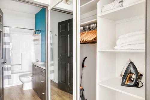 ロサンゼルスにあるStudio City 1BR w Gym Pool WD nr TJ WF LAX-628の小さなバスルーム(黒いドア、トイレ付)