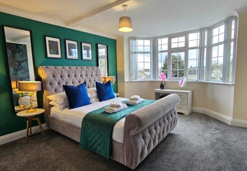 um quarto com uma cama grande e almofadas azuis em Racecourse Retreat em York