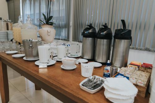 Příslušenství pro přípravu čaje a kávy v ubytování Portal Hotel Mogi Mirim