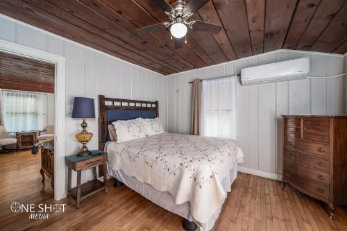 sypialnia z łóżkiem i wentylatorem sufitowym w obiekcie Garage apartment 5 min from Downtown w mieście Abilene
