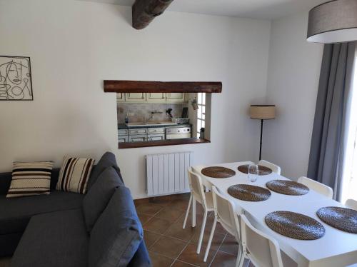 sala de estar con mesa y sofá en Villa Olivaie St Ange, en La Gaude