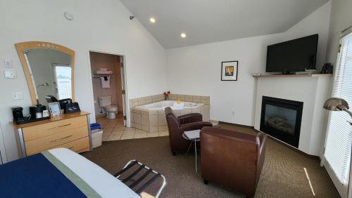 a room with a bed and a bathroom with a tub at South Pier Inn in Duluth