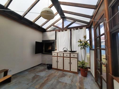 ein Wohnzimmer mit einer Decke und einem Fenster in der Unterkunft Horizonte Fueguino II in Ushuaia