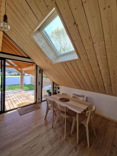 une salle à manger avec une table et une fenêtre dans l'établissement Gîte Laruns 2-4 personnes Le Repaire Montagnard, à Laruns