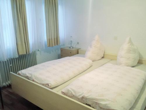 2 Einzelbetten in einem Zimmer mit Fenstern in der Unterkunft Bella Italia in Bruttig-Fankel