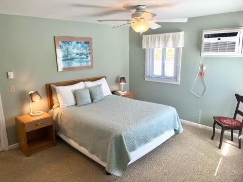 Postel nebo postele na pokoji v ubytování Elmwood Resort Hotel