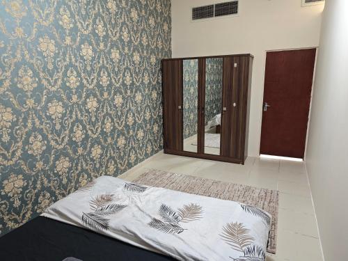 Een bed of bedden in een kamer bij Pretty Room in Shared Apartment