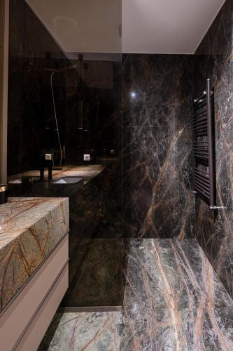 a bathroom with two sinks and a large shower at Opera Apartments in Cluj-Napoca