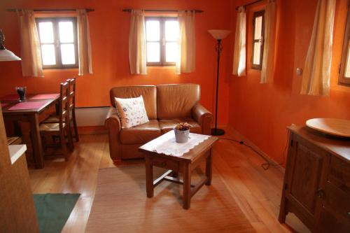 - un salon avec un canapé et une table dans l'établissement Apartmaji Žolnir, à Kostanjevica na Krki