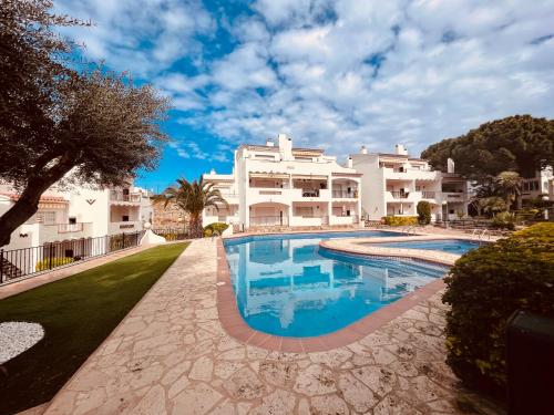 Roses, Family vacation, swimming pool & barbecue