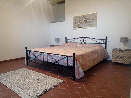 a bedroom with a bed in a room with a rug at Villa Querciolaia nel chianti in Pieve a Presciano