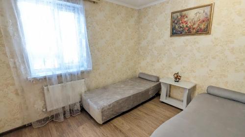 ein Wohnzimmer mit einem Sofa und einem Fenster in der Unterkunft TownHouse Euro жд вокзал, фонтан, чеки ПРРО in Winnyzja