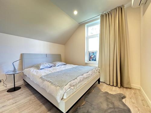 Un pat sau paturi într-o cameră la Jurmala vacation house