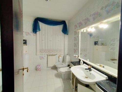 ein Badezimmer mit Waschbecken und Toilette und Waschbecken in der Unterkunft Villa Elba in Praia a Mare