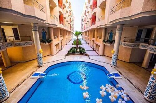 una gran piscina en un gran edificio en كازابلانكا بيتش, en Hurghada