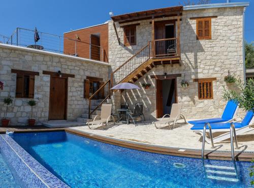 Villa con piscina frente a una casa en Stonehouse with private swimming pool, en Kallepia