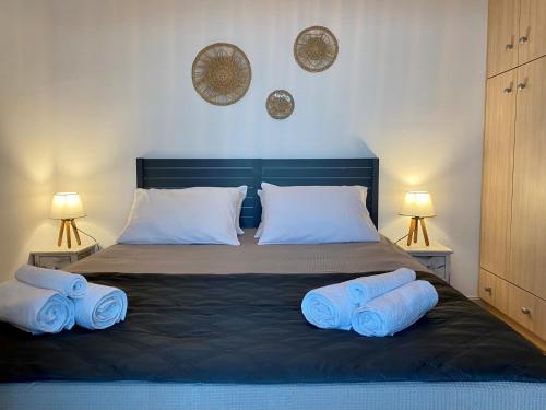 een slaapkamer met een groot bed met 2 blauwe kussens bij Casa Sole in Triovasálos