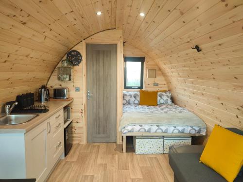 een kleine kamer met een bed in een blokhut bij Haven Pod Easkey in Sligo