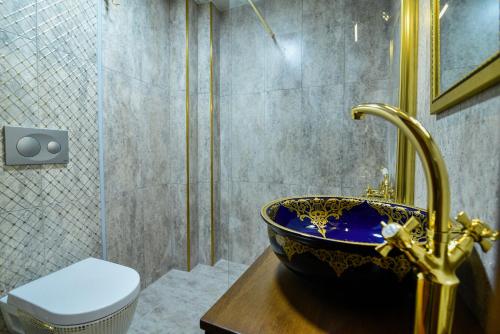 A bathroom at Hotel Bon Hagia Sophia