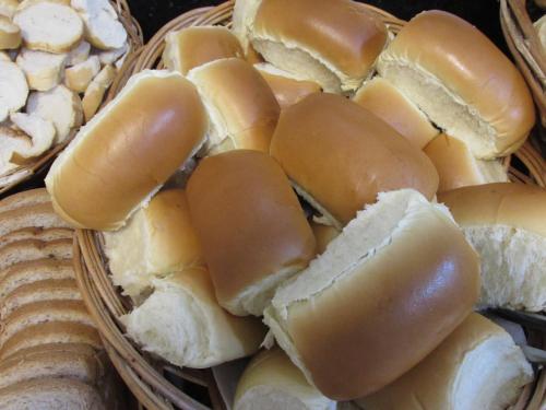 a pile of hot dogs and bread in baskets at Hotel Salomão - Próximo a 25 de Março, Bom Retiro, Brás e Rua Santa Efigênia, a 2 minutos do Mirante Sampa Sky e pista de Skate Anhangabaú in Sao Paulo