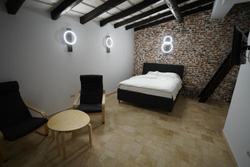 フンダタにあるNICA Chaletのベッドルーム1室(ベッド1台、テーブル、椅子付)